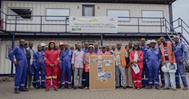 L’entreprise transforme ses déchets industriels en ressources utiles. Dans cette démarche, AGL Congo a récemment conçu du matériel éducatif destiné aux établissements techniques d’enseignement supérieur, notamment deux moteurs et deux ponts d'apprentissage reconditionnés. Ces équipements permettent aux étudiants de se former directement sur du matériel réel avec la possibilité d’observer les éléments internes en fonctionnement.