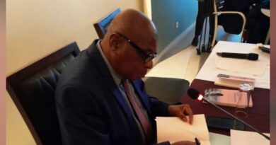 Quelques semaines après la disparition de l'entrepreneur congolais Antoine « Tony » Ganongo, sa voix a de nouveau résonné à Brazzaville, cette fois à travers les pages de Fragilité humaine : Regards croisés du soignant et du soigné. Présenté et dédicacé le 26 juin, l'ouvrage, coécrit avec le cancérologue Pr Jean-Bernard Nkoua-Mbon, est apparu comme un testament intellectuel où se rencontrent la médecine, l'expérience de la maladie et la quête de dignité.