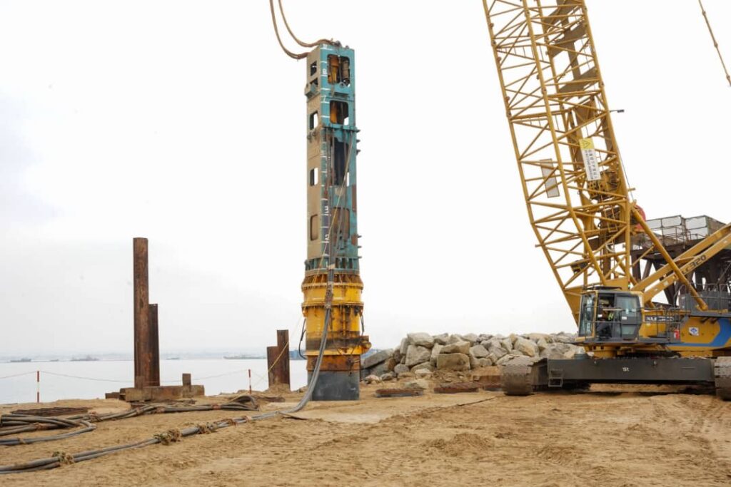 Congo Terminal a terminé le 26 juin d'enfoncer les pieux en acier qui forment la structure de base du futur quai du Môle Est. Au total 558 pieux ont été mis en place pour une quantité d'acier équivalente à trois fois le poids de la tour Eiffel.