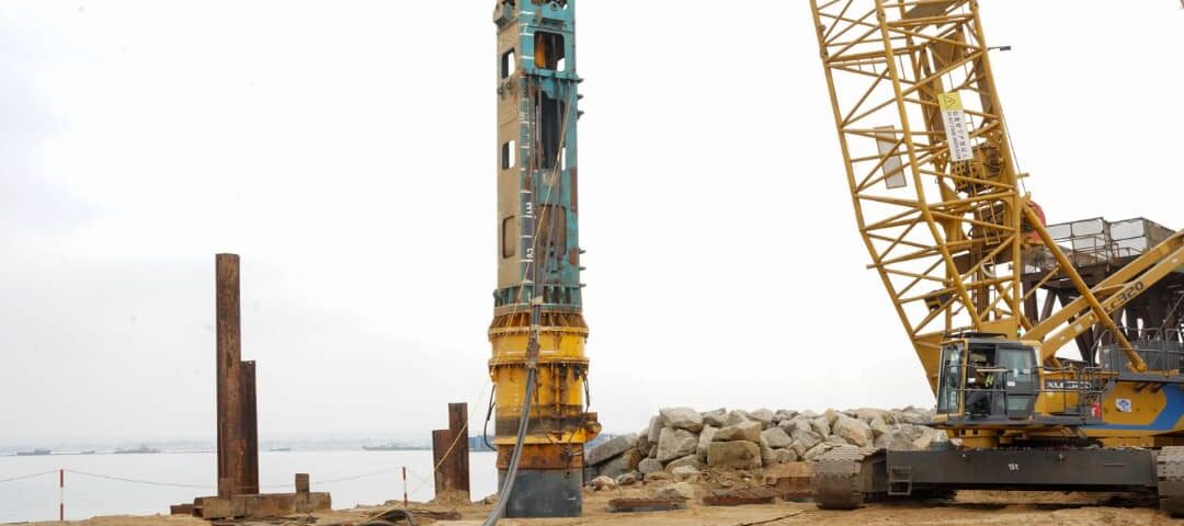 Congo Terminal a terminé le 26 juin d'enfoncer les pieux en acier qui forment la structure de base du futur quai du Môle Est. Au total 558 pieux ont été mis en place pour une quantité d'acier équivalente à trois fois le poids de la tour Eiffel.