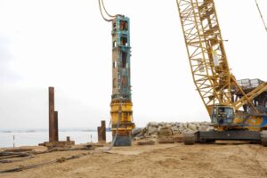 Congo Terminal a terminé le 26 juin d'enfoncer les pieux en acier qui forment la structure de base du futur quai du Môle Est. Au total 558 pieux ont été mis en place pour une quantité d'acier équivalente à trois fois le poids de la tour Eiffel.