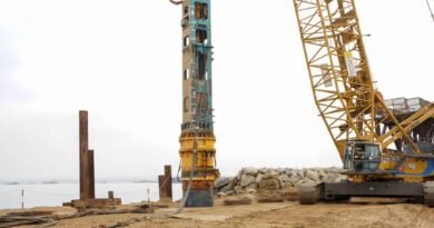 Congo Terminal a terminé le 26 juin d'enfoncer les pieux en acier qui forment la structure de base du futur quai du Môle Est. Au total 558 pieux ont été mis en place pour une quantité d'acier équivalente à trois fois le poids de la tour Eiffel.