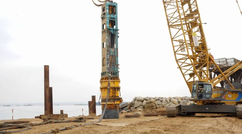 Congo Terminal a terminé le 26 juin d'enfoncer les pieux en acier qui forment la structure de base du futur quai du Môle Est. Au total 558 pieux ont été mis en place pour une quantité d'acier équivalente à trois fois le poids de la tour Eiffel.