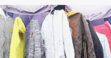 Au marché Total, à Ouenzé ou encore à Poto-Poto, plusieurs vendeurs reconnaissent que les ventes ont démarré lentement cette année. « Les clients regardent beaucoup, demandent les prix, mais peu passent réellement à l’achat. La situation économique oblige chacun à prioriser ses dépenses », explique Blanche Christelle Biangue, une commerçante rencontrée au marché Total.