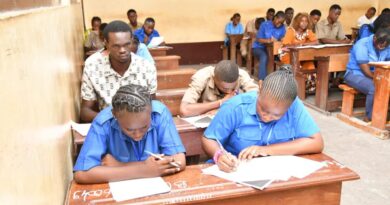 Cette édition du baccalauréat technique et professionnel se distingue par plusieurs innovations. Bokangué a notamment relevé l’introduction des séries P1 et P9 dans deux lycées professionnels de l’Économie sociale et familiale situés dans le département de la Sangha, à Ouesso. Il a également souligné le passage de 31 à 33 séries au baccalauréat professionnel ainsi que la prise en compte, dans le calcul des résultats, des notes obtenues aux rapports de stage des candidats.