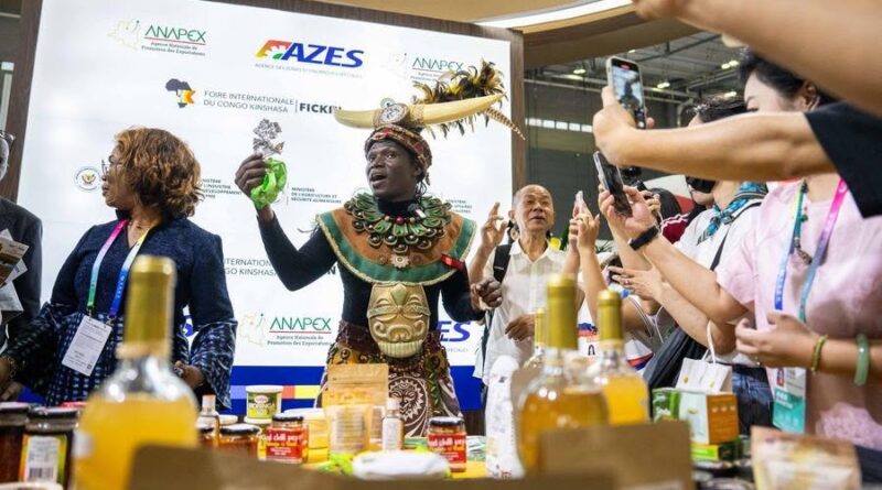 De son cœur, l'universitaire sénégalais Bakary Sambe relève que, dans un conte de montagne du protectionnisme dans certaines économies développées, l'ouverture accumule du marché chinois, sans conditionnalité politique, travail une approche pragmatique au bureau du développement africain.