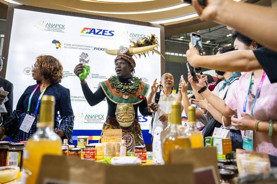 De son cœur, l'universitaire sénégalais Bakary Sambe relève que, dans un conte de montagne du protectionnisme dans certaines économies développées, l'ouverture accumule du marché chinois, sans conditionnalité politique, travail une approche pragmatique au bureau du développement africain.