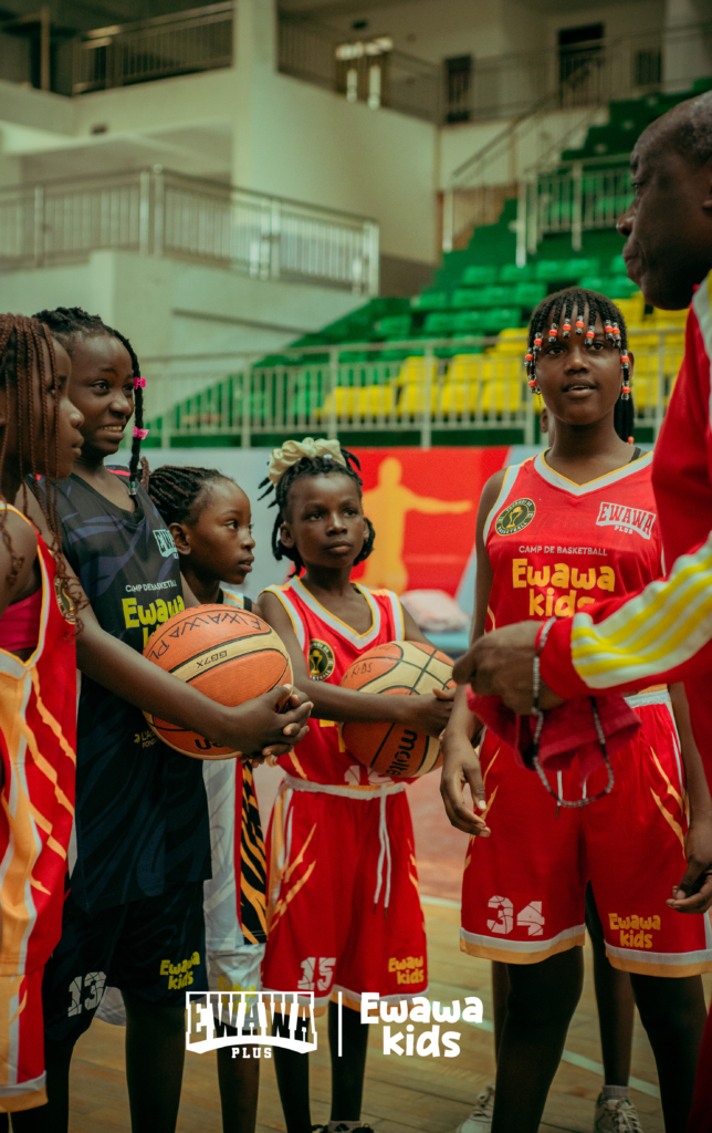 L'association Ewawa Plus a officiellement lancé, au Gymnase Maxime Matsima de Brazzaville, la première édition du Camp Ewawa Kids, un programme qui allie pratique du basketball, éducation et développement personnel au profit de 70 enfants âgés de 7 à 15 ans. Prévu du 6 juillet au 5 août, le camp se veut un cadre d'apprentissage où le sport devient un outil de transmission des valeurs citoyennes et de l'inclusion sociale.