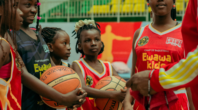 L'association Ewawa Plus a officiellement lancé, au Gymnase Maxime Matsima de Brazzaville, la première édition du Camp Ewawa Kids, un programme qui allie pratique du basketball, éducation et développement personnel au profit de 70 enfants âgés de 7 à 15 ans. Prévu du 6 juillet au 5 août, le camp se veut un cadre d'apprentissage où le sport devient un outil de transmission des valeurs citoyennes et de l'inclusion sociale.