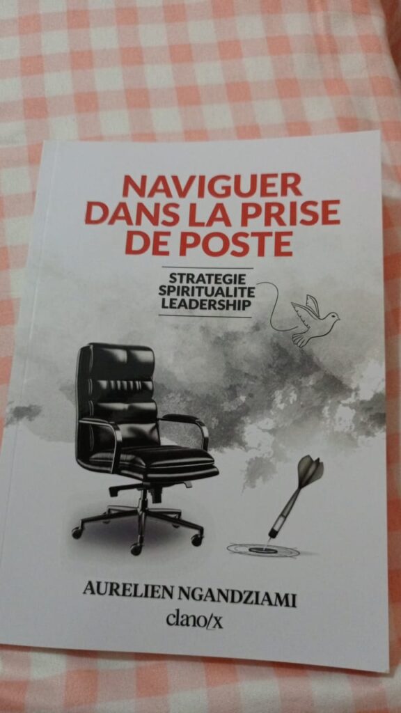 L'auteur congolais Aurélien Ngandziami, spécialiste du management stratégique et de la conduite du changement, a présenté et dédicacé le 16 juin à Brazzaville son nouvel ouvrage, Naviguer dans la prise de poste, lors d'une cérémonie organisée à l'hôtel Grand Lancaster de Brazzaville. L'événement a rassemblé un public composé de dirigeants d'entreprises, de cadres, d'universitaires, d'étudiants et de passionnés de littérature, venus découvrir un ouvrage consacré aux enjeux des premiers mois dans une nouvelle fonction.