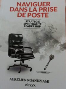 L'auteur congolais Aurélien Ngandziami, spécialiste du management stratégique et de la conduite du changement, a présenté et dédicacé le 16 juin à Brazzaville son nouvel ouvrage, Naviguer dans la prise de poste, lors d'une cérémonie organisée à l'hôtel Grand Lancaster de Brazzaville. L'événement a rassemblé un public composé de dirigeants d'entreprises, de cadres, d'universitaires, d'étudiants et de passionnés de littérature, venus découvrir un ouvrage consacré aux enjeux des premiers mois dans une nouvelle fonction.
