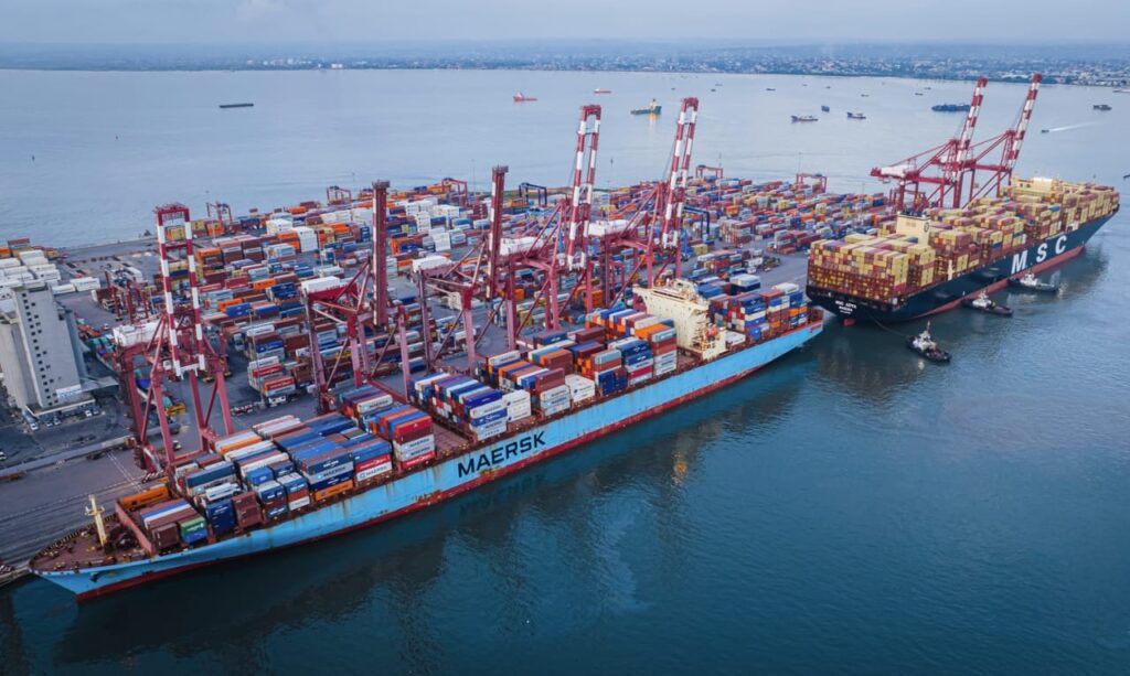 Congo Terminal franchit un nouveau cap dans sa quête d'excellence opérationnelle en enregistrant des niveaux record de productivité réelle hebdomadaire sur les grands navires (mother vessels) jamais atteints dans son histoire. Après un premier record à 67 mouvements par heure en 2025, le terminal a franchi un nouveau palier en atteignant 99 mouvements par heure à fin juin soit une progression de plus de 47 % en l'espace de six mois.