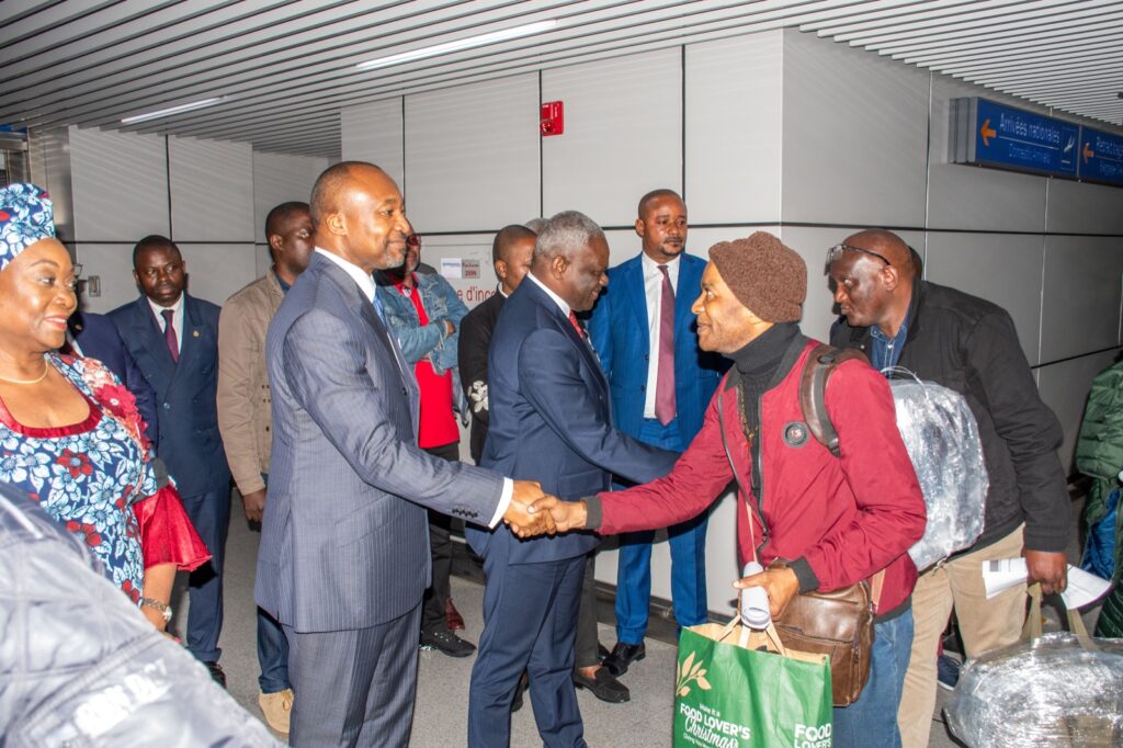 Le gouvernement congolais a lancé une opération de rapatriement volontaire de ses ressortissants établis en Afrique du Sud, confrontés à une recrudescence d'actes de xénophobie. Une première vague de 65 Congolais est arrivée à Brazzaville le 5 juillet à bord d'un vol spécial de la compagnie Ecair, affrété par l'État. À leur descente de l'avion à l'aéroport international Maya-Maya, les rapatriés ont été accueillis par le Premier ministre, Anatole Collinet Makosso, entouré de plusieurs membres du gouvernement, notamment les ministres des Transports et de l'Aviation civile, Josué-Rodrigue Ngonimba, de la Coopération internationale, Denis Christel Sassou-N'Guesso, ainsi que de la ministre des Affaires sociales, Lydie Pongault. Le coordonnateur résident du système des Nations Unies au Congo, Abdourahamane Diallo, a également pris part à l'accueil.