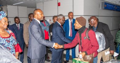 Le gouvernement congolais a lancé une opération de rapatriement volontaire de ses ressortissants établis en Afrique du Sud, confrontés à une recrudescence d'actes de xénophobie. Une première vague de 65 Congolais est arrivée à Brazzaville le 5 juillet à bord d'un vol spécial de la compagnie Ecair, affrété par l'État. À leur descente de l'avion à l'aéroport international Maya-Maya, les rapatriés ont été accueillis par le Premier ministre, Anatole Collinet Makosso, entouré de plusieurs membres du gouvernement, notamment les ministres des Transports et de l'Aviation civile, Josué-Rodrigue Ngonimba, de la Coopération internationale, Denis Christel Sassou-N'Guesso, ainsi que de la ministre des Affaires sociales, Lydie Pongault. Le coordonnateur résident du système des Nations Unies au Congo, Abdourahamane Diallo, a également pris part à l'accueil.