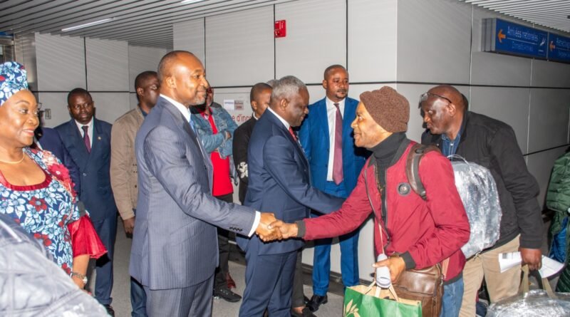 Le gouvernement congolais a lancé une opération de rapatriement volontaire de ses ressortissants établis en Afrique du Sud, confrontés à une recrudescence d'actes de xénophobie. Une première vague de 65 Congolais est arrivée à Brazzaville le 5 juillet à bord d'un vol spécial de la compagnie Ecair, affrété par l'État. À leur descente de l'avion à l'aéroport international Maya-Maya, les rapatriés ont été accueillis par le Premier ministre, Anatole Collinet Makosso, entouré de plusieurs membres du gouvernement, notamment les ministres des Transports et de l'Aviation civile, Josué-Rodrigue Ngonimba, de la Coopération internationale, Denis Christel Sassou-N'Guesso, ainsi que de la ministre des Affaires sociales, Lydie Pongault. Le coordonnateur résident du système des Nations Unies au Congo, Abdourahamane Diallo, a également pris part à l'accueil.