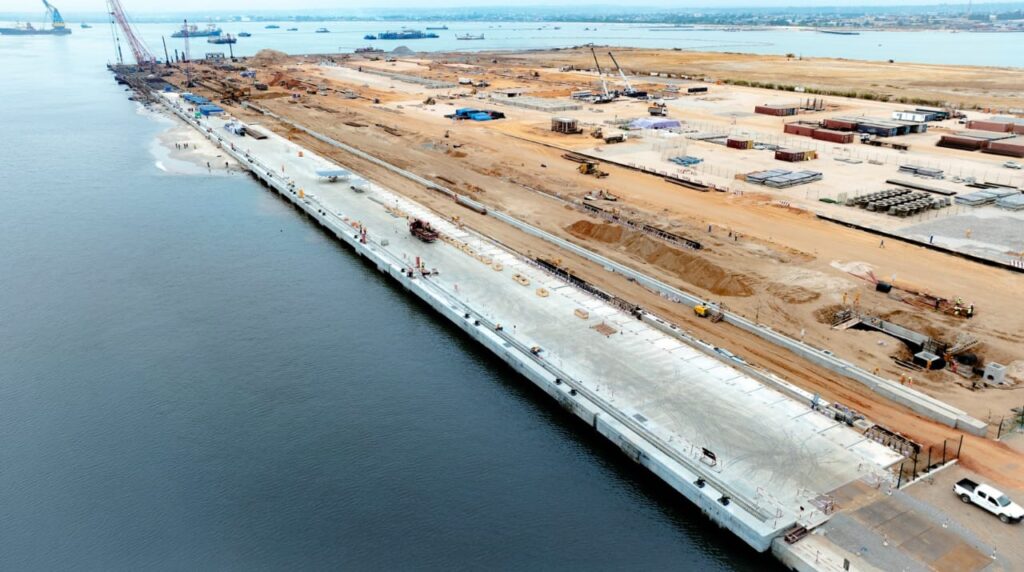 À terme, cette nouvelle plateforme portuaire disposera de 26 hectares d'espaces de stockage, de 17 mètres de profondeur à quai ainsi que de deux postes d'accostage capables de recevoir les plus grands porte-conteneurs du marché, pouvant atteindre 400 mètres de longueur et une capacité de 24 000 Evp (équivalent vingt pieds). Le Môle Est figurera ainsi parmi les rares terminaux de la sous-région en mesure d'accueillir les navires de nouvelle génération.