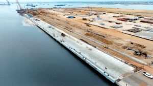 À terme, cette nouvelle plateforme portuaire disposera de 26 hectares d'espaces de stockage, de 17 mètres de profondeur à quai ainsi que de deux postes d'accostage capables de recevoir les plus grands porte-conteneurs du marché, pouvant atteindre 400 mètres de longueur et une capacité de 24 000 Evp (équivalent vingt pieds). Le Môle Est figurera ainsi parmi les rares terminaux de la sous-région en mesure d'accueillir les navires de nouvelle génération.