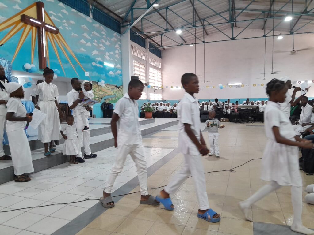 L'Église évangélique du Congo (Eec), à travers son ddépartement synodal de la jeunesse, a célébré la clôture de l'année biblique 2025-2026 de l'École du dimanche au cours d'un culte empreint de recueillement et d'actions de grâce. La célébration, officiée par Esther, s'est déroulée en présence de plusieurs responsables ecclésiastiques, dont la pasteure maman Pélagie Makola ainsi que la directrice de l'École du dimanche de la paroisse de Ouenzé, Jessica Daniela Biniakounou.