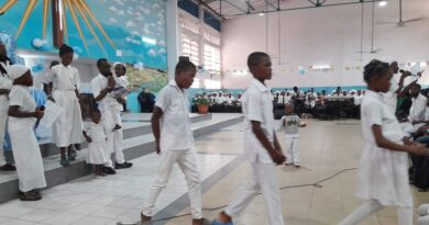 L'Église évangélique du Congo (Eec), à travers son ddépartement synodal de la jeunesse, a célébré la clôture de l'année biblique 2025-2026 de l'École du dimanche au cours d'un culte empreint de recueillement et d'actions de grâce. La célébration, officiée par Esther, s'est déroulée en présence de plusieurs responsables ecclésiastiques, dont la pasteure maman Pélagie Makola ainsi que la directrice de l'École du dimanche de la paroisse de Ouenzé, Jessica Daniela Biniakounou.