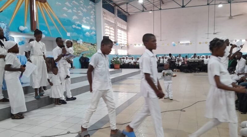 L'Église évangélique du Congo (Eec), à travers son ddépartement synodal de la jeunesse, a célébré la clôture de l'année biblique 2025-2026 de l'École du dimanche au cours d'un culte empreint de recueillement et d'actions de grâce. La célébration, officiée par Esther, s'est déroulée en présence de plusieurs responsables ecclésiastiques, dont la pasteure maman Pélagie Makola ainsi que la directrice de l'École du dimanche de la paroisse de Ouenzé, Jessica Daniela Biniakounou.