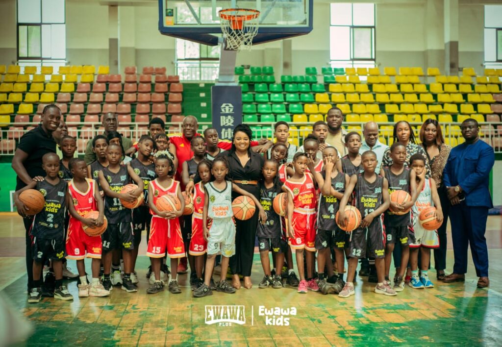 Soixante-dix enfants âgés de 7 à 15 ans prennent part, depuis le 6 juillet, à la première édition du Camp Ewawa Kids, organisée au gymnase Maxime Matsima de Brazzaville. Portée par l'association Ewawa Plus, cette initiative dépasse le simple cadre sportif pour faire du basketball un véritable outil d'éducation, de développement personnel et de promotion des valeurs citoyennes.