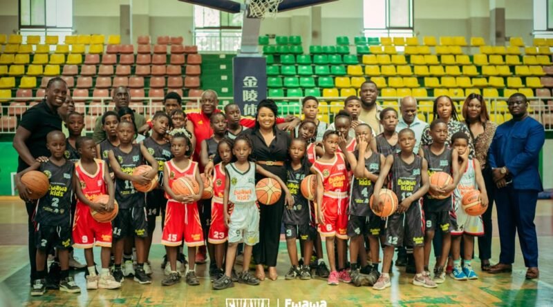 Soixante-dix enfants âgés de 7 à 15 ans prennent part, depuis le 6 juillet, à la première édition du Camp Ewawa Kids, organisée au gymnase Maxime Matsima de Brazzaville. Portée par l'association Ewawa Plus, cette initiative dépasse le simple cadre sportif pour faire du basketball un véritable outil d'éducation, de développement personnel et de promotion des valeurs citoyennes.