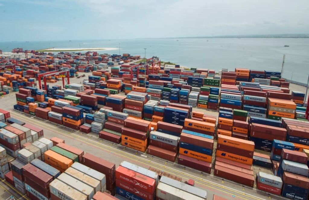 Congo Terminal confirme sa dynamique de croissance avec un résultat exceptionnel : près de 700 000 EVP traités au cours du premier semestre 2026. Un chiffre qui place d'ores et déjà le terminal sur une trajectoire dépassant le record historique de 1,2 million d'EVP enregistré en 2025. Cette progression résulte d'une amélioration continue des pratiques internes. La meilleure planification des escales navires a optimisé l'utilisation des postes à quai. Les démarches d'excellence opérationnelle ont accru la productivité des équipes. Les sensibilisations thématiques aux normes HSE ont quant à elles contribué à sécuriser les opérations et à réduire les interruptions non planifiées.