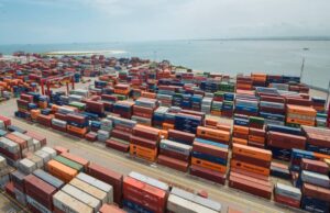 Congo Terminal confirme sa dynamique de croissance avec un résultat exceptionnel : près de 700 000 EVP traités au cours du premier semestre 2026. Un chiffre qui place d'ores et déjà le terminal sur une trajectoire dépassant le record historique de 1,2 million d'EVP enregistré en 2025. Cette progression résulte d'une amélioration continue des pratiques internes. La meilleure planification des escales navires a optimisé l'utilisation des postes à quai. Les démarches d'excellence opérationnelle ont accru la productivité des équipes. Les sensibilisations thématiques aux normes HSE ont quant à elles contribué à sécuriser les opérations et à réduire les interruptions non planifiées.