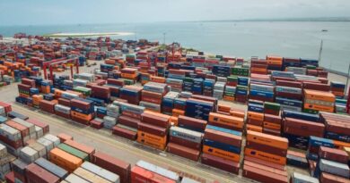 Congo Terminal confirme sa dynamique de croissance avec un résultat exceptionnel : près de 700 000 EVP traités au cours du premier semestre 2026. Un chiffre qui place d'ores et déjà le terminal sur une trajectoire dépassant le record historique de 1,2 million d'EVP enregistré en 2025. Cette progression résulte d'une amélioration continue des pratiques internes. La meilleure planification des escales navires a optimisé l'utilisation des postes à quai. Les démarches d'excellence opérationnelle ont accru la productivité des équipes. Les sensibilisations thématiques aux normes HSE ont quant à elles contribué à sécuriser les opérations et à réduire les interruptions non planifiées.