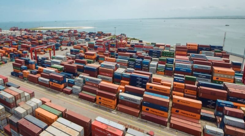 Congo Terminal confirme sa dynamique de croissance avec un résultat exceptionnel : près de 700 000 EVP traités au cours du premier semestre 2026. Un chiffre qui place d'ores et déjà le terminal sur une trajectoire dépassant le record historique de 1,2 million d'EVP enregistré en 2025. Cette progression résulte d'une amélioration continue des pratiques internes. La meilleure planification des escales navires a optimisé l'utilisation des postes à quai. Les démarches d'excellence opérationnelle ont accru la productivité des équipes. Les sensibilisations thématiques aux normes HSE ont quant à elles contribué à sécuriser les opérations et à réduire les interruptions non planifiées.
