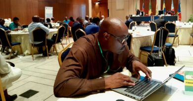 Le renforcement des contrôles sanitaires aux frontières s'impose désormais comme la principale priorité de la Communauté économique et monétaire de l'Afrique centrale (Cemac) pour empêcher l'introduction de la maladie à virus Ebola (Mve) dans la sous-région. Réunis à Brazzaville du 6 au 8 juillet, experts de santé publique, responsables des points d'entrée, partenaires techniques et représentants des six États membres ont arrêté une série de recommandations destinées à renforcer la vigilance régionale face à la résurgence de l'épidémie en République démocratique du Congo (Rdc) et en Ouganda.