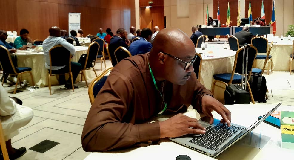 Le renforcement des contrôles sanitaires aux frontières s'impose désormais comme la principale priorité de la Communauté économique et monétaire de l'Afrique centrale (Cemac) pour empêcher l'introduction de la maladie à virus Ebola (Mve) dans la sous-région. Réunis à Brazzaville du 6 au 8 juillet, experts de santé publique, responsables des points d'entrée, partenaires techniques et représentants des six États membres ont arrêté une série de recommandations destinées à renforcer la vigilance régionale face à la résurgence de l'épidémie en République démocratique du Congo (Rdc) et en Ouganda.