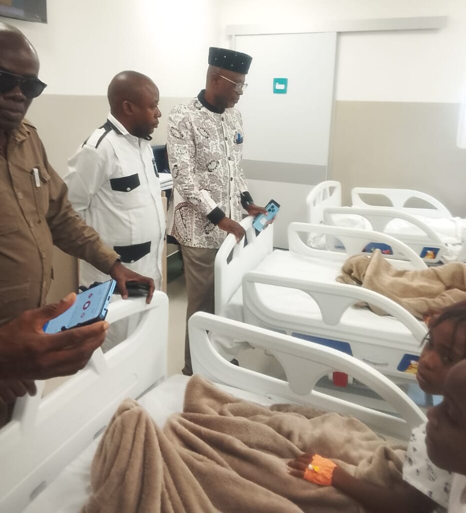 Une baleinière transportant des missionnaires de l'Église Centre de la Parole (Nzambé ya l'Huile) a fait naufrage le lundi 13 juillet sur la rivière Sangha, à proximité du port de Ouesso, dans le département de la Sangha. Si les premières informations faisaient état d'un bilan incertain, les données recueillies en fin de journée font état de deux personnes portées disparues.