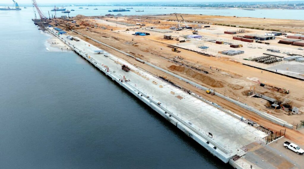 Les travaux de construction du Môle Est du port autonome de Pointe-Noire progressent à un rythme soutenu. Congo Terminal a annoncé le 6 juillet avoir déjà réalisé 400 mètres de quai sur les 750 mètres prévus, une avancée majeure dans ce projet d'extension qui ambitionne de faire du port congolais une plateforme logistique de premier plan en Afrique centrale.