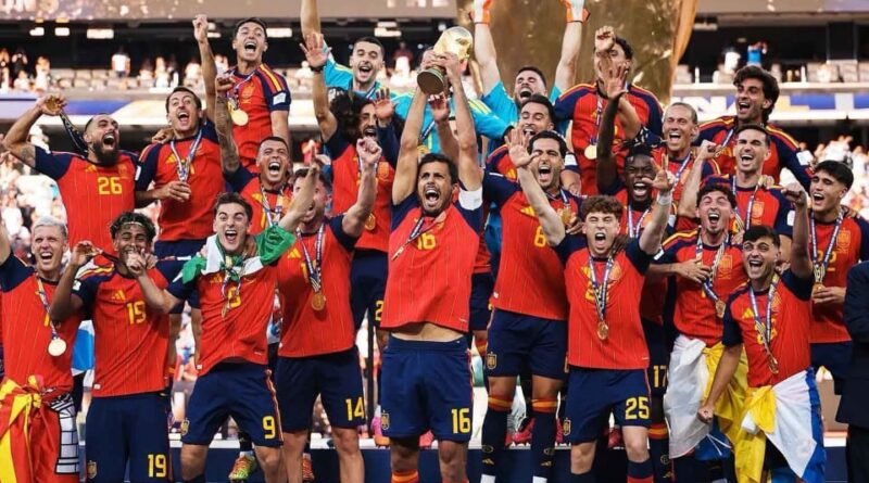 L'Espagne est de nouveau championne du monde. Seize ans après son unique sacre en Afrique du Sud, la Roja a remporté, le 19 juillet, la Coupe du monde 2026 en venant à bout de l'Argentine (1-0, après prolongation) grâce à un but décisif de Ferran Torres. Ce deuxième titre mondial consacre une génération talentueuse qui replace définitivement le football espagnol au sommet de la hiérarchie internationale.