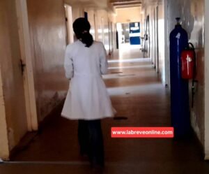 Entre pénuries d'eau, insuffisances en matière d'hygiène, faible gouvernance et absence de mécanismes efficaces de contrôle, le ministre de la Santé et de la Population, le Pr Jean-Rosaire Ibara, a appelé le 17 juillet à rompre avec « le temps des constats » pour engager enfin des réformes concrètes. Quatre jours d'échanges entre responsables d'établissements sanitaires ont permis d'établir un diagnostic sans complaisance du fonctionnement des hôpitaux de référence et des hôpitaux généraux. Si certains établissements remplissent correctement leurs missions spécifiques, l'évaluation révèle surtout un système encore confronté à des dysfonctionnements structurels qui affectent directement la qualité des soins.