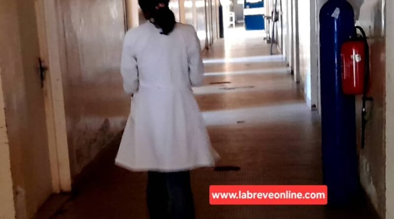 Entre pénuries d'eau, insuffisances en matière d'hygiène, faible gouvernance et absence de mécanismes efficaces de contrôle, le ministre de la Santé et de la Population, le Pr Jean-Rosaire Ibara, a appelé le 17 juillet à rompre avec « le temps des constats » pour engager enfin des réformes concrètes. Quatre jours d'échanges entre responsables d'établissements sanitaires ont permis d'établir un diagnostic sans complaisance du fonctionnement des hôpitaux de référence et des hôpitaux généraux. Si certains établissements remplissent correctement leurs missions spécifiques, l'évaluation révèle surtout un système encore confronté à des dysfonctionnements structurels qui affectent directement la qualité des soins.